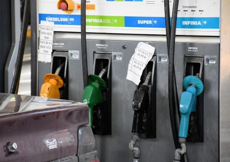 Comienza a normalizarse el expendio de combustible en todo el país