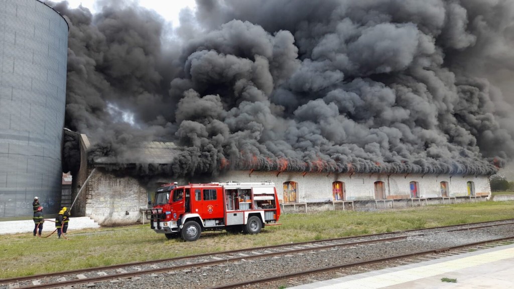 Voraz incendio en la Estación de trenes de 9 de Julio