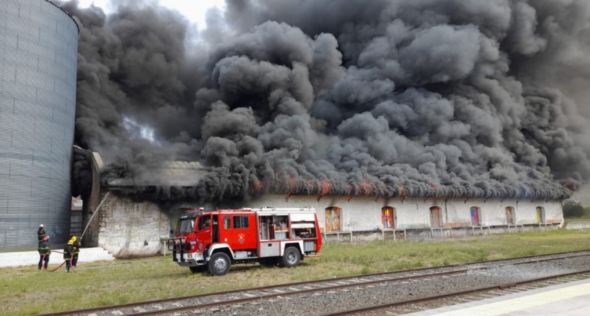 Voraz incendio en la Estación de trenes de 9 de Julio