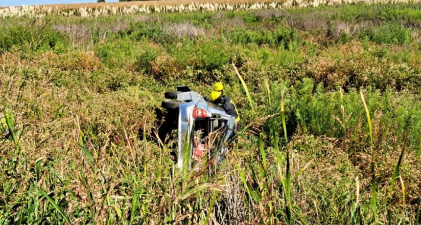 Volcó en la ruta la enfermera de Herrera Vegas y fue trasladada al Hospital de Bolivar