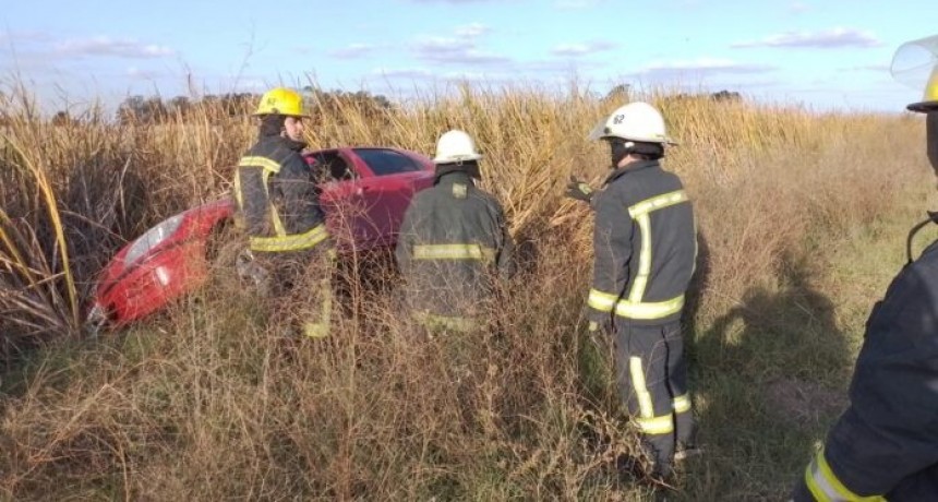 VUELCO DE UN AUTO CAMINO MIRAMAR Y BOLIVAR