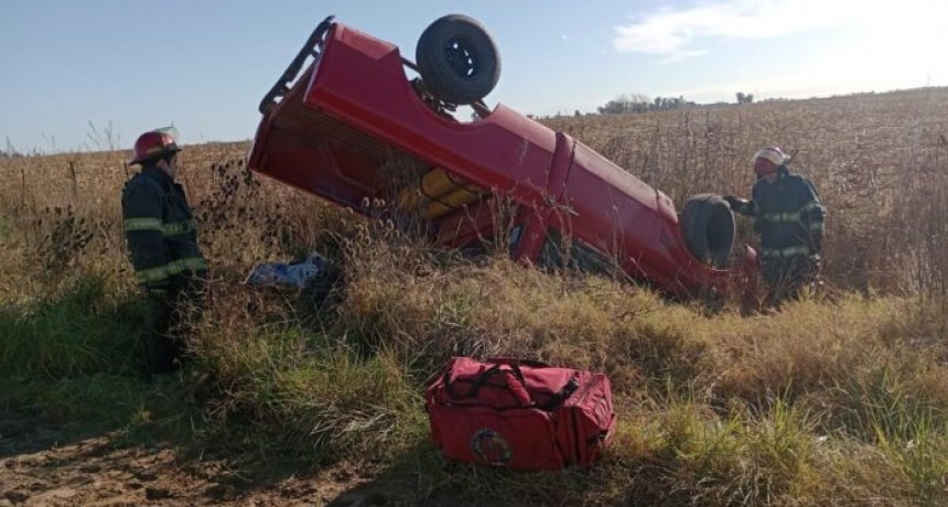 Bolivar - Vuelco de una camioneta en un camino rural cerca de Hale