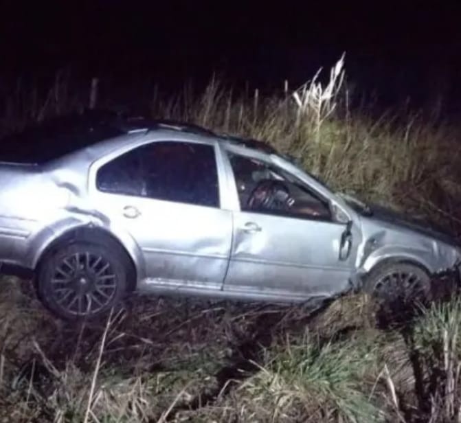 Un auto con tres ocupantes volcó en la ruta 226