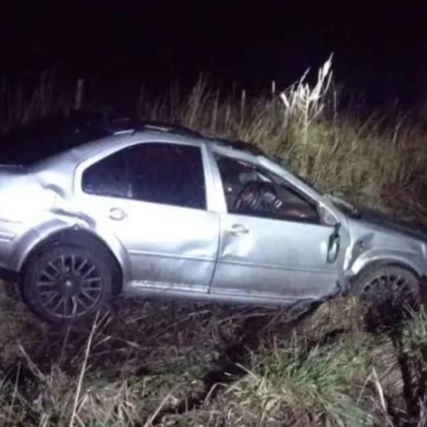 Un auto con tres ocupantes volcó en la ruta 226