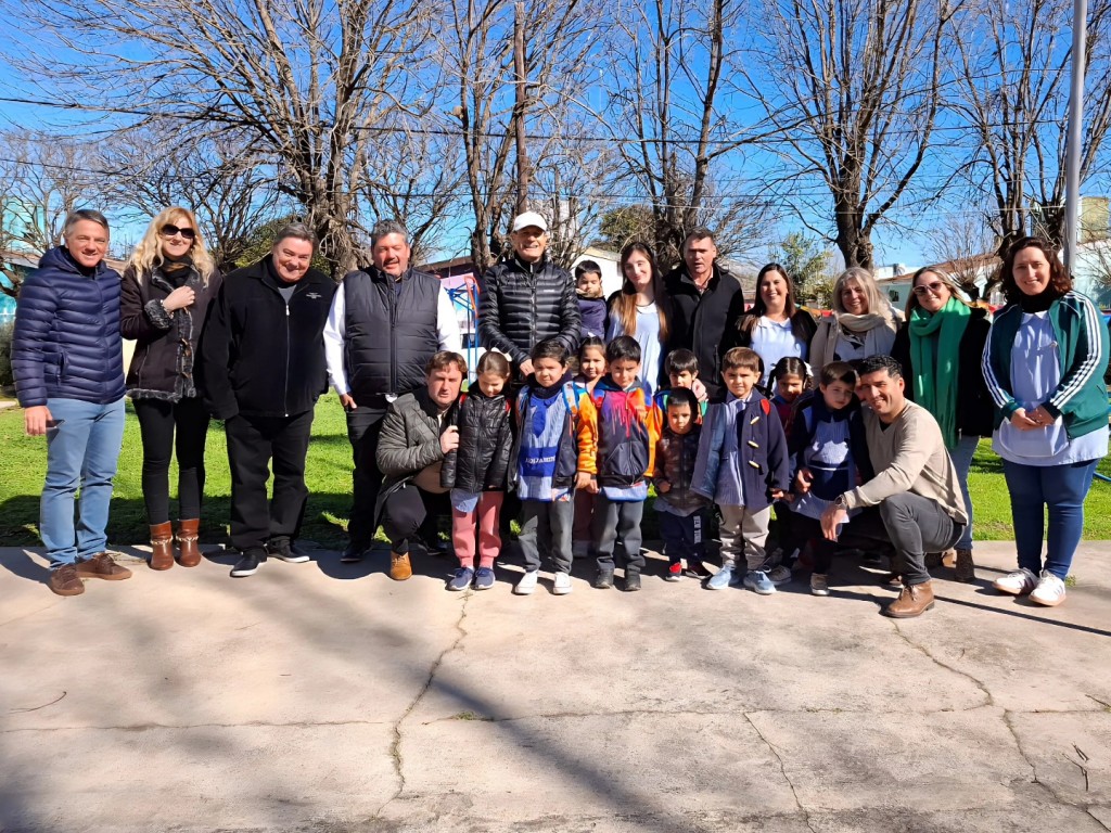 El intendente Daniel Stadnik encabezó una jornada de recorridas por establecimientos educativos en las localidades de Bellocq y Las Charas