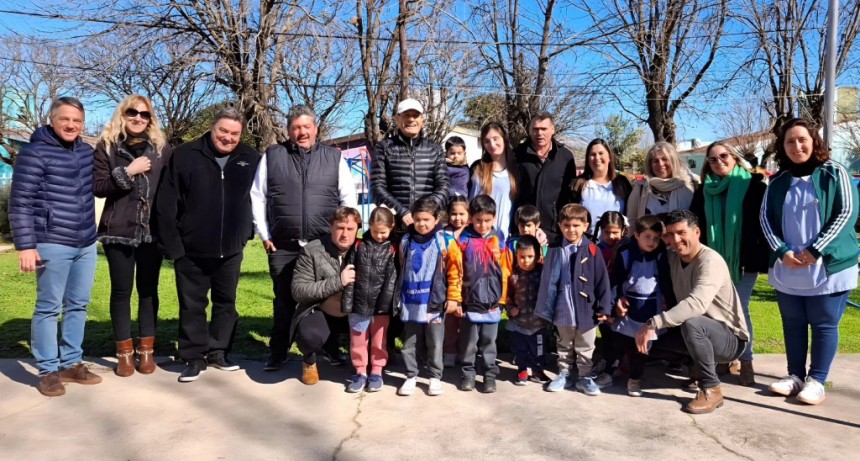 El intendente Daniel Stadnik encabezó una jornada de recorridas por establecimientos educativos en las localidades de Bellocq y Las Charas