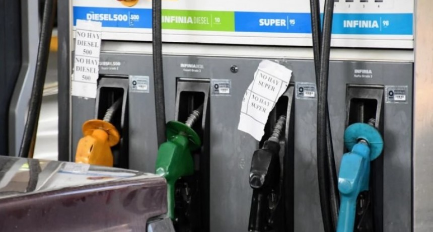 Comienza a normalizarse el expendio de combustible en todo el país