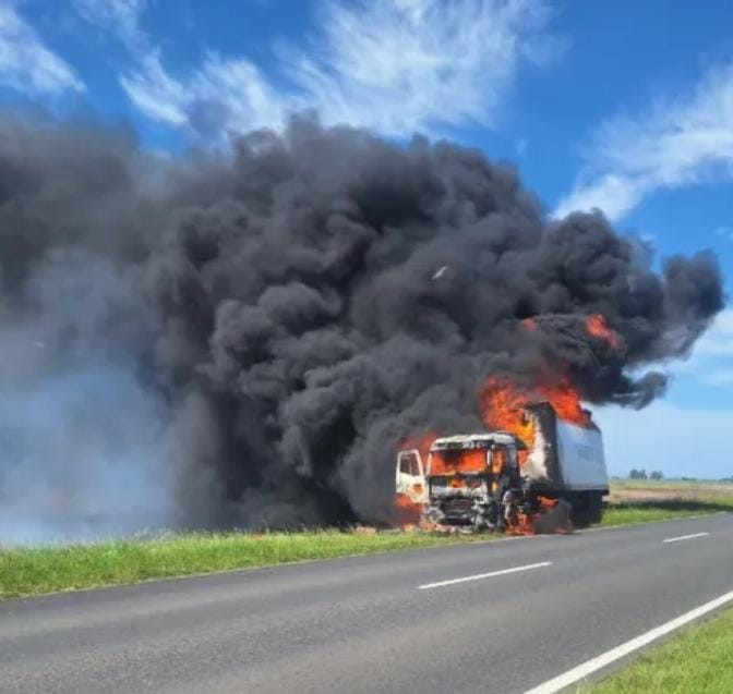 RUTA 205 - SE  INCENDIO UN CAMIÓN