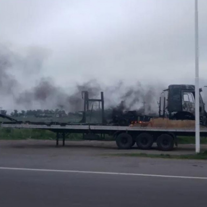 BOLIVAR - Se registró el incendio de un camión en la rotonda de las Rutas 226 y 65