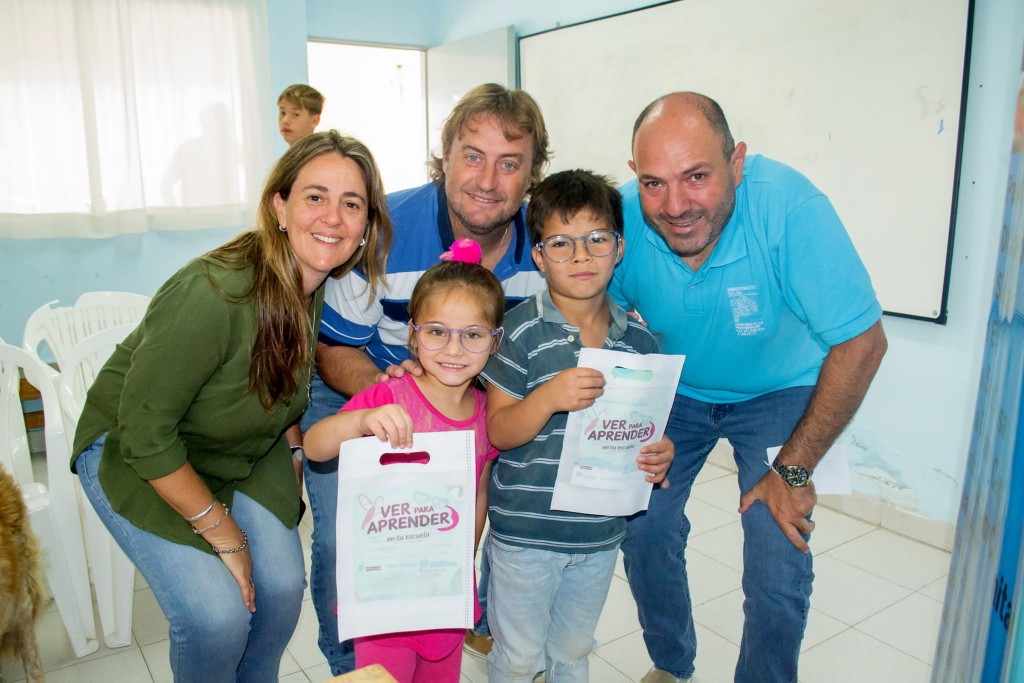 Alumnos recibieron anteojos gratuitos en el CIC