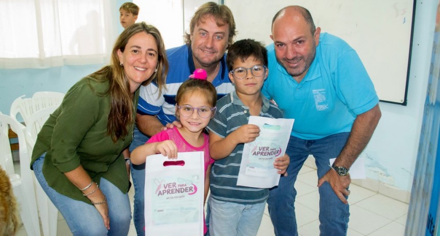 Alumnos recibieron anteojos gratuitos en el CIC